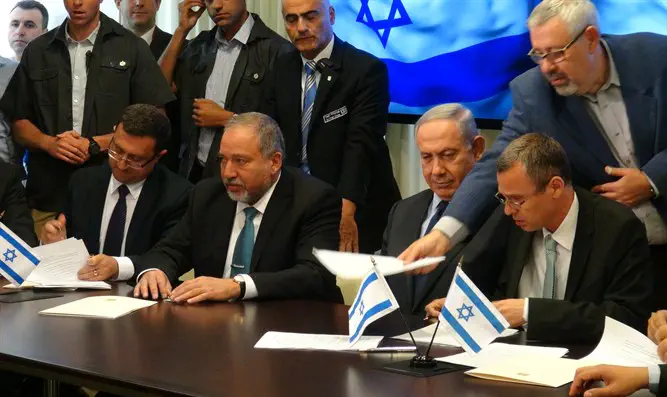 חותמים על ההסכם