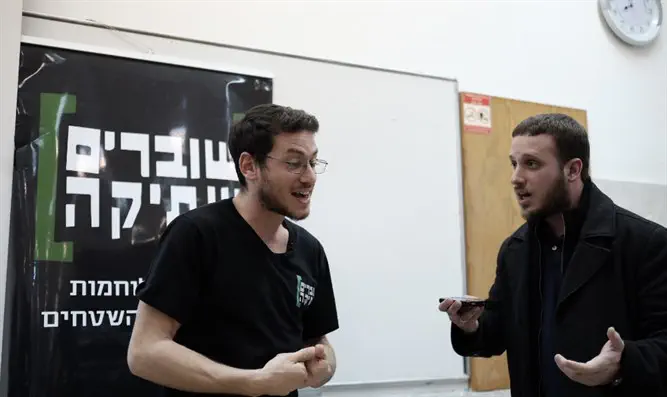 שוברים שתיקה בפעילות