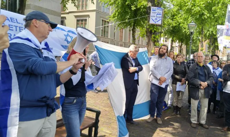 הפגנת הנגד של תומכי ישראל, ליד הפרלמנט בהולנד