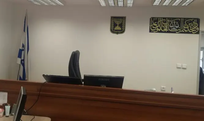 דגל ישראל וסמל המדינה בבית דין שרעי