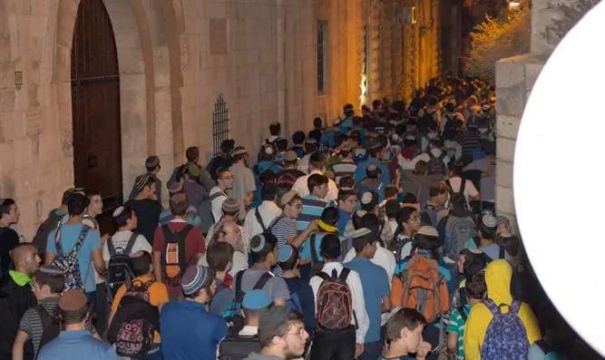 בשירה ובריקודים