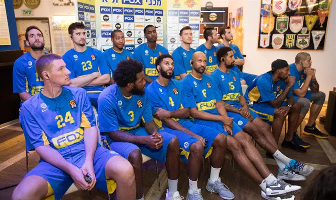 שחקני מכבי ת"א, במהלך מסיבת העיתונאים