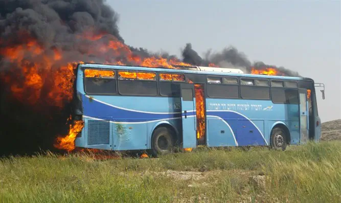 אוטובוס של החברה לפיתוח הר חברון עולה באש