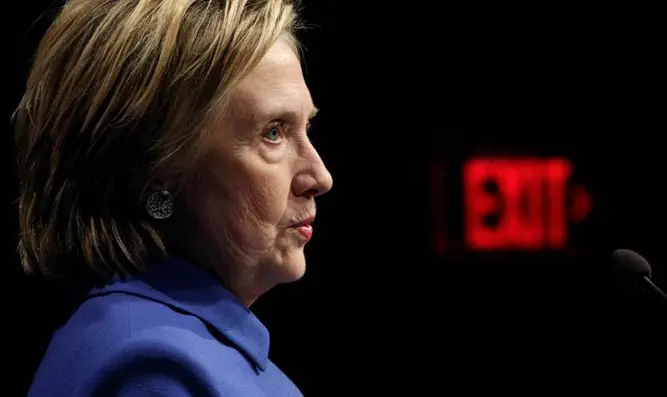 קלינטון על רקע שלט "יציאה"