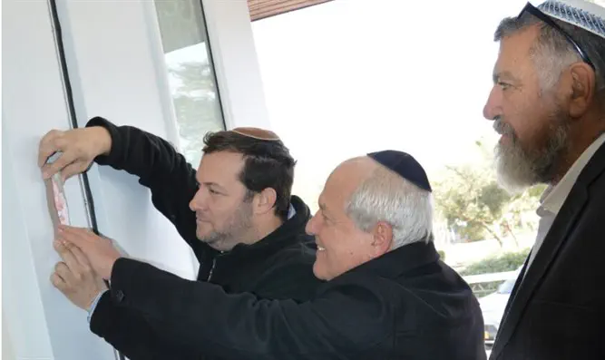 קביעת מזוזה בסלון