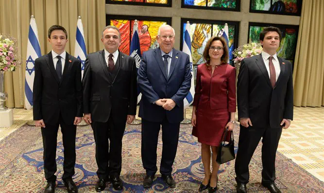 הנשיא, שגריר טורקיה ובני משפחתו