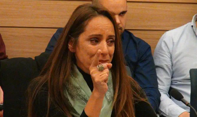 ענת, תושבת לוד, שהעידה בדיון על פגיעה בבתה.