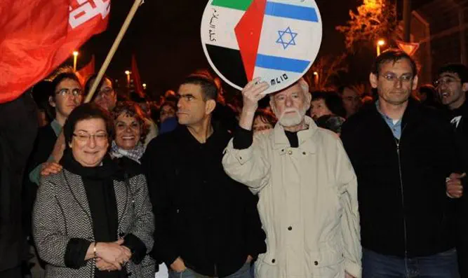 נעמי חזן עם מוסי רז, אורי אבנרי ודב חנין