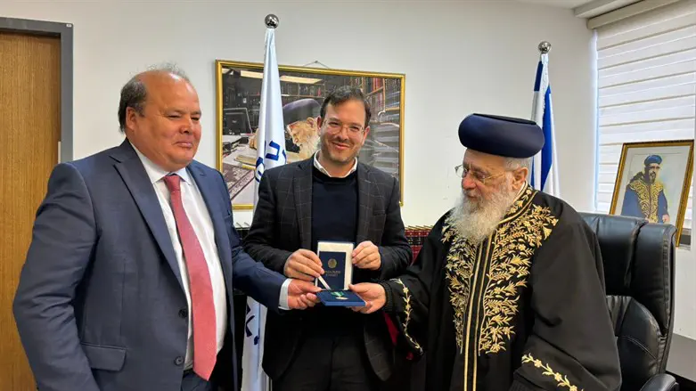 קזחסטן העניקה עיטור כבוד לעיתונאי ישראלי