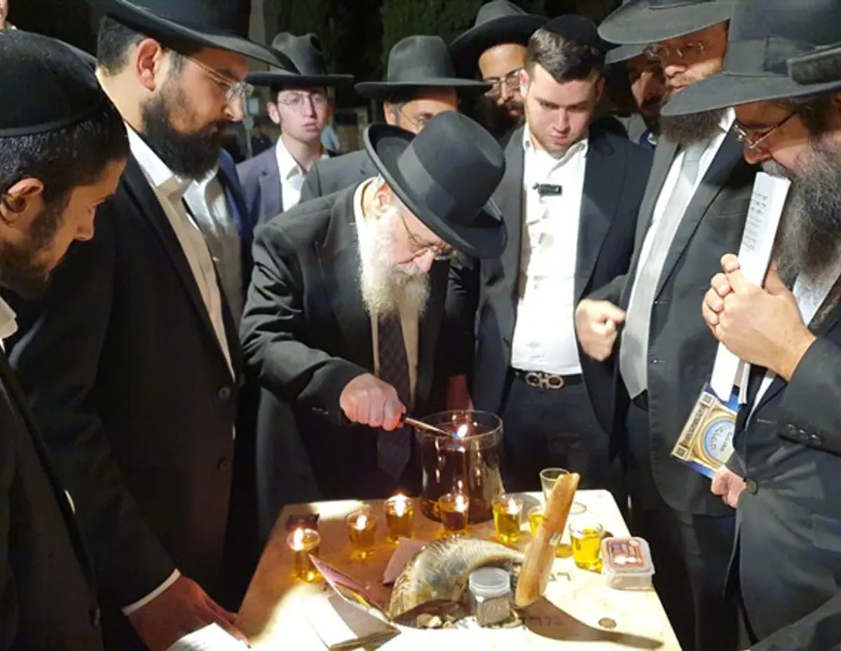 Chief Rabbi Yosef Prays At His Father's Grave For IDF Success | Israel ...