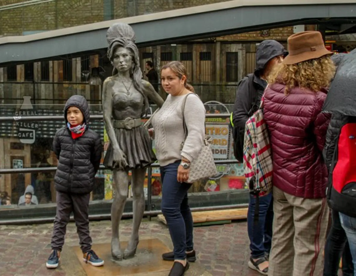 Statue of Jewish singer Amy Winehouse defaced in London