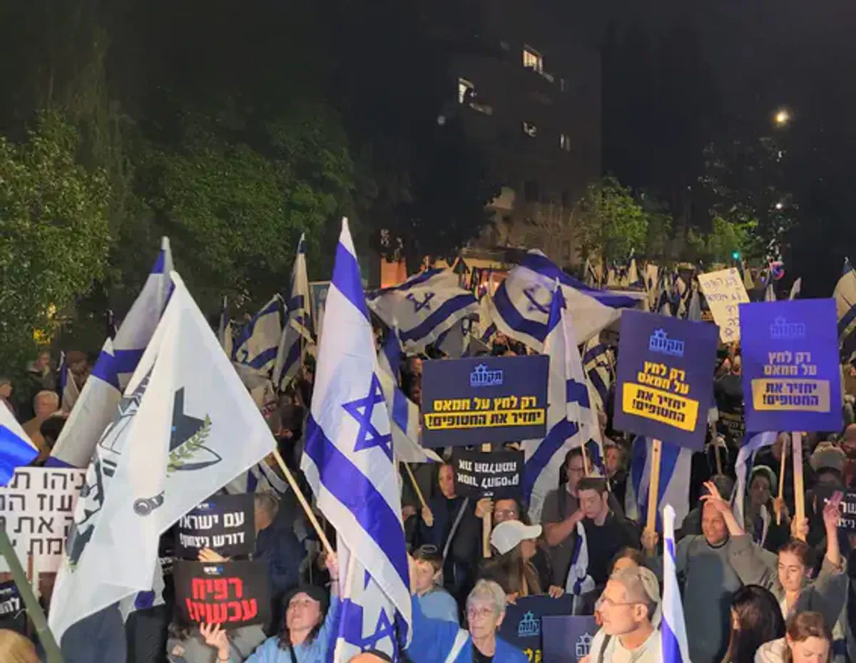 Hundreds outside PM's house: 'Only pressure on Hamas will bring back ...