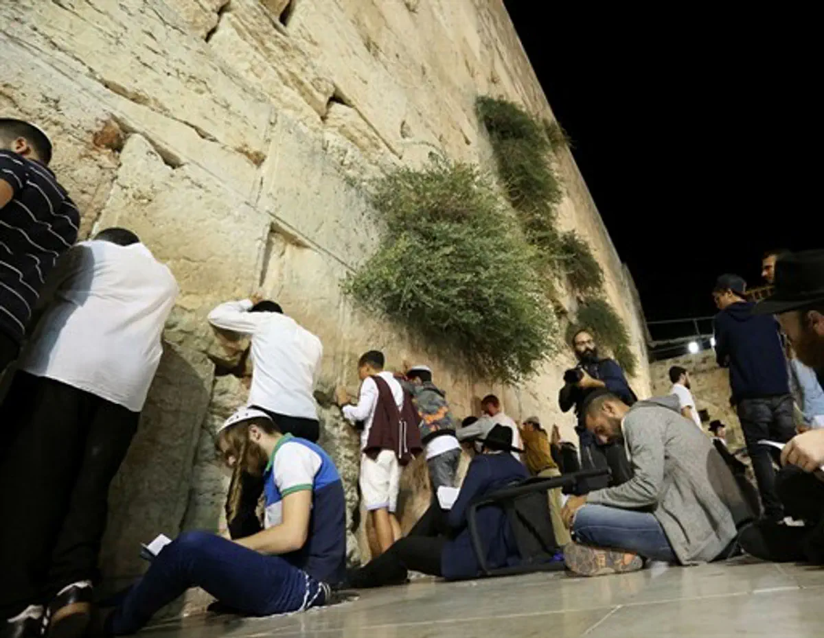 Mourning The Temple: Tisha B'av At The Western Wall | Israel National ...