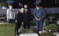 Семья премьер-министра пришла на могилу Йони Нетаньяху