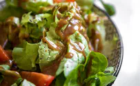 סלט ירוק עם פסטרמה מעושנת ברוטב חמאת בוטנים אסיאתי