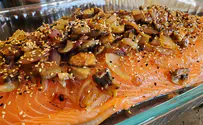 Филе лосося с карамелизированным луком и грибами