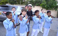 Душевное видео. Детский ансамбль спел для семьи Шмуэли