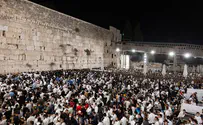 Тысячи людей на торжественной молитве у Западной стены. Видео