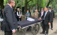 צפו: שרידי יהודים מובאים למנוחות בורשה