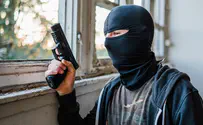 עדן בן בסט נשדד באיומי אקדח בפתח ביתו