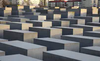 תיעוד מקומם: שכיבות סמיכה באנדרטת השואה