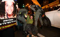 Десятки демонстрантов заблокировали трамвайные рельсы