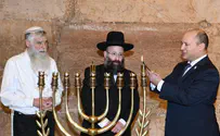 Премьер-министр Беннет зажег ханукальную свечу у Западной стены