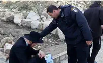 Офицер полиции еврею на Храмовой горе: не склоняйся. Видео