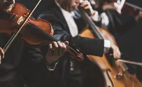 תזמורת המהפכה מנגנת אתגר קרת