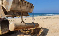 עמוד שיש עתיק נחשף בחוף הים באשדוד