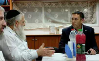 Министр Кахана посетил подожженную синагогу в Рамле