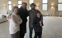 Moshav Band singer 'tests' out new synagogue's acoustics
