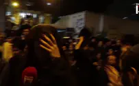 באמצע שידור: מפגינים פגעו בכתבת חדשות 13 