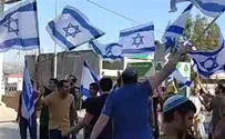 Шествие с израильскими флагами  к Хуваре