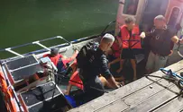 Видео: морская полиция спасла терпящих кораблекрушение