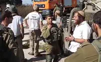 Иегуда Диментман (הי"ד) разговаривает с солдатами ЦАХАЛ