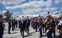 צפו: ראש הממשלה לפיד נוחת בפריז