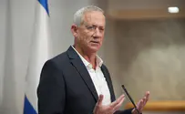 Gantz ordered to remove photos taken with soldiers