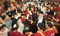 הרב שמואל אליהו רקד עם נערי OU ישראל