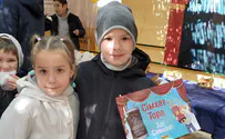 אלפי דגלי שמחת תורה חולקו לילדי אוקראינה