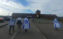 תלמידי ישיבת הכותל עם דגל ישראל בפולין