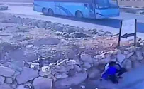 תיעוד: נער פלסטיני משליך אבן על אוטובוס