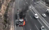 תיעוד: משאית עולה באש בכביש לירושלים