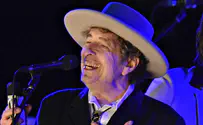 Bob Dylan apologizes for secretly signing name with autopen