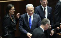 Lapid refuses to shake Netanyahu's hand at swearing-in