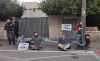 Демонстранты заблокировали выход из дома Нира Барката