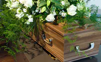 אישה "מתה" התעוררה לחיים בדרך להלוויה