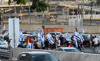 Anti-government protestors block Ayalon highway for half hour