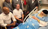 Мэр Нью-Йорка у кровати госпитализированного раввина