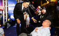 Yaakov Shwekey brings holiday joy to residents at rehab center
